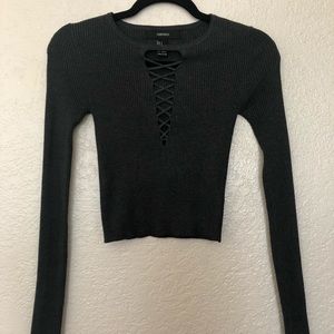 Long sleeve, ribbed cropped top. Gray.